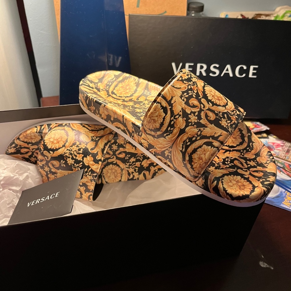 Versace kid slides size 4